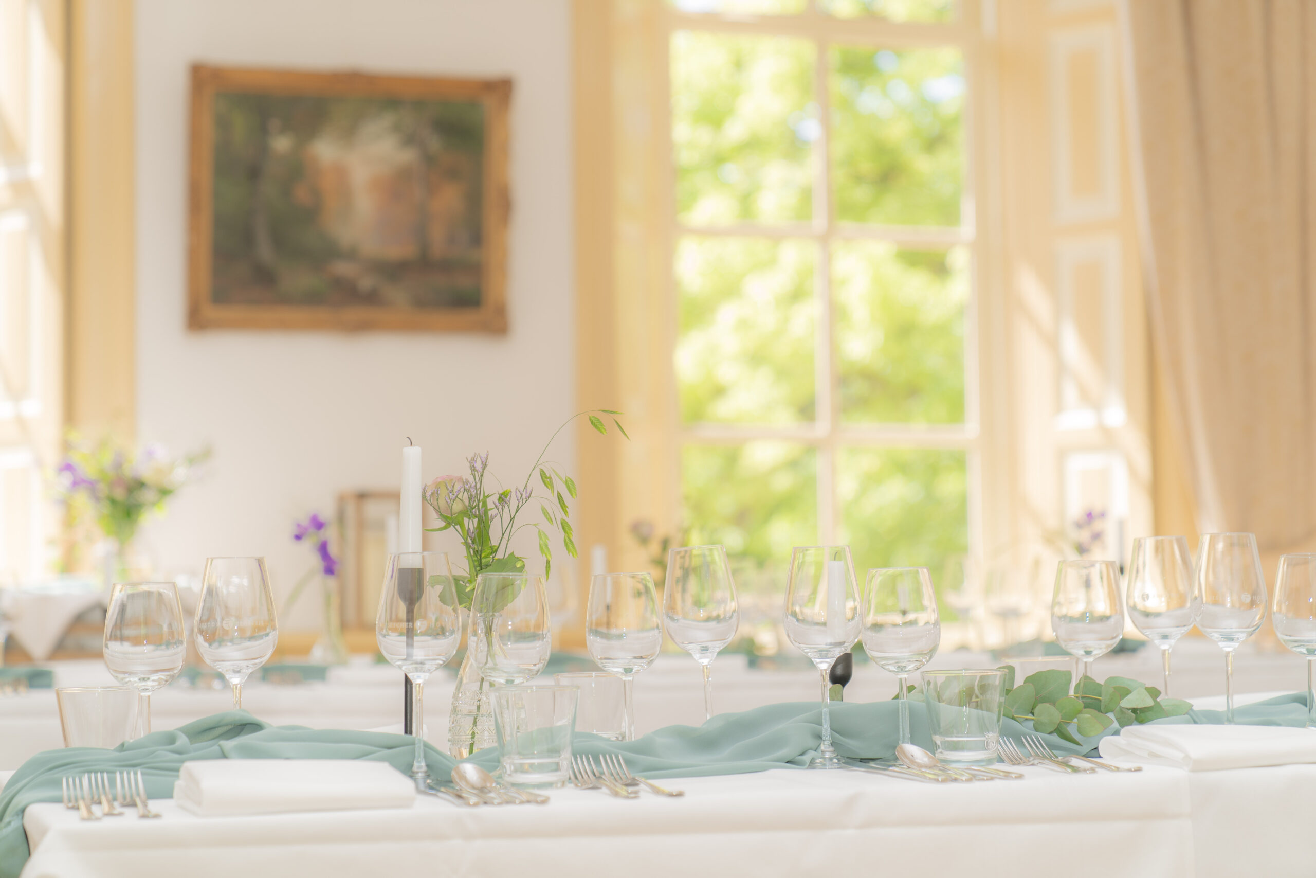 Overview van gedekte tafel voorafgaand aan een bruidsdiner
